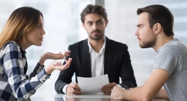 Разведены, но не можем разъехаться. Как выжить в этой ситуации? Разведены, но не можем разъехаться. Как выжить в этой ситуации?