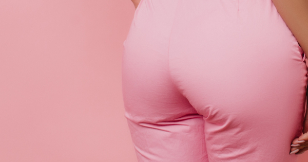 Сначала попу иголками истыкала, а потом на свидание позвал Сначала попу иголками истыкала, а потом на свидание позвал