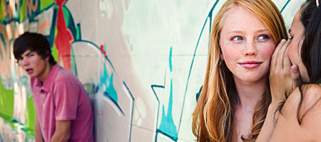 Мужчины лучше женщин слышат сплетни за спиной