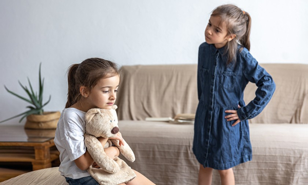 «Ты мне больше не подруга», — услышала дочь на детской площадке. Как утешить ребенка?
«Ты мне больше не подруга», — услышала дочь на детской площадке. Как утешить ребенка?