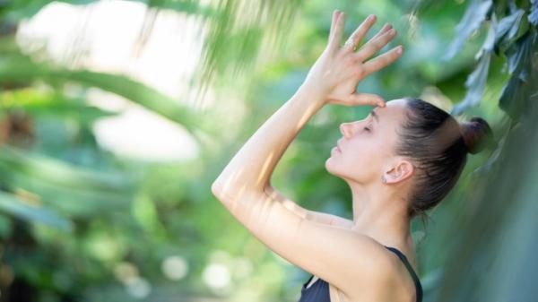 Как успокоиться за 5 минут: 3 быстрые и полезные практики из йоги Как успокоиться за 5 минут: 3 быстрые и полезные практики из йоги