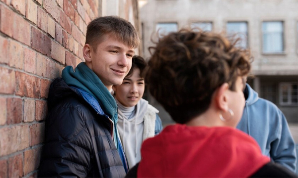 «Сын говорит со мной на сленге, мне это не нравится». Что ответить подростку?
«Сын говорит со мной на сленге, мне это не нравится». Что ответить подростку?