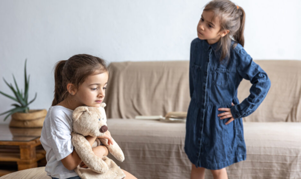 «Старшая дочь из ревности вырывала младенца у меня из рук». Честные истории родителей
«Старшая дочь из ревности вырывала младенца у меня из рук». Честные истории родителей