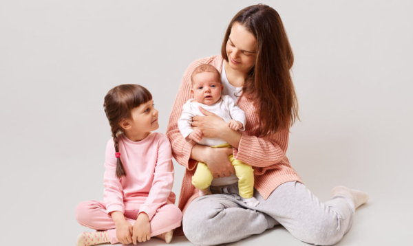 «Старшая дочь из ревности вырывала младенца у меня из рук». Честные истории родителей
«Старшая дочь из ревности вырывала младенца у меня из рук». Честные истории родителей