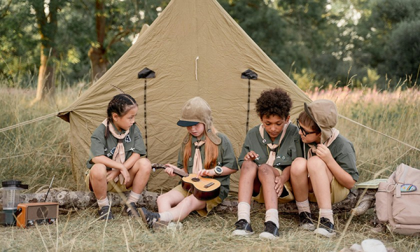 «Ты шпион королевы Англии?» — спрашивали дети. И приходили слушать мои истории
«Ты шпион королевы Англии?» — спрашивали дети. И приходили слушать мои истории