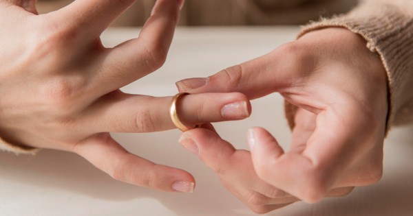 Он пьёт пиво, а я теряю веру Он пьёт пиво, а я теряю веру