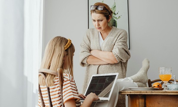 
        «Дочери исполнилось 18 лет, она живет с нами». Что изменить, чтобы она стала самостоятельнее?
    