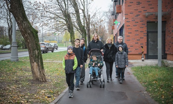Мальчик в детдоме сказал: «Я имя твое запомнить хочу». Как Марина и Дмитрий стали родителями семерых сыновей
Мальчик в детдоме сказал: «Я имя твое запомнить хочу». Как Марина и Дмитрий стали родителями семерых сыновей