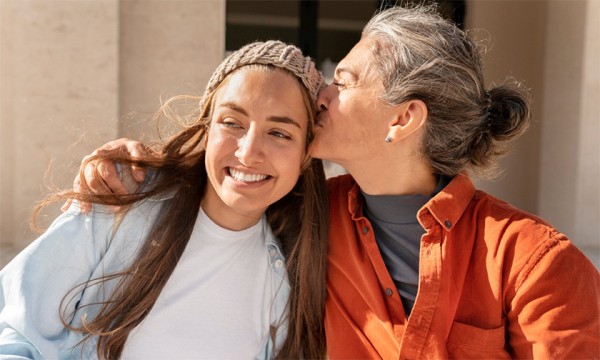 «Мама однажды сказала: “Мы поступили в МГУ”, — и это меня задело». Взрослые дети — о жизни с родителями
«Мама однажды сказала: “Мы поступили в МГУ”, — и это меня задело». Взрослые дети — о жизни с родителями