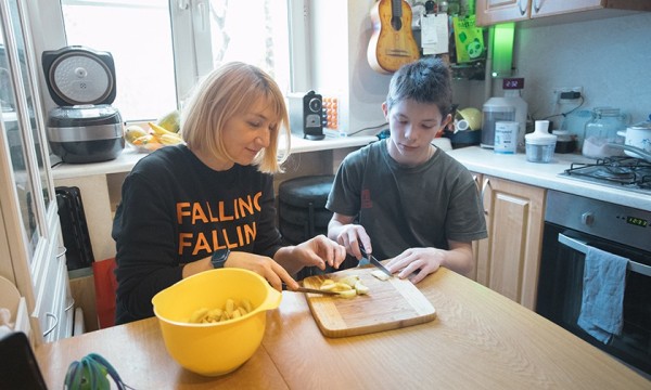 Мальчик в детдоме сказал: «Я имя твое запомнить хочу». Как Марина и Дмитрий стали родителями семерых сыновей
Мальчик в детдоме сказал: «Я имя твое запомнить хочу». Как Марина и Дмитрий стали родителями семерых сыновей