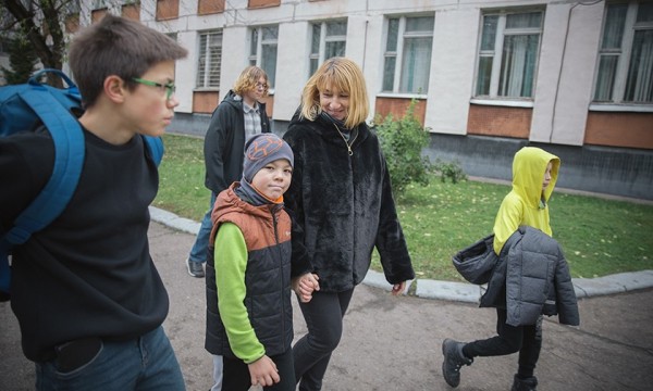 Мальчик в детдоме сказал: «Я имя твое запомнить хочу». Как Марина и Дмитрий стали родителями семерых сыновей
Мальчик в детдоме сказал: «Я имя твое запомнить хочу». Как Марина и Дмитрий стали родителями семерых сыновей