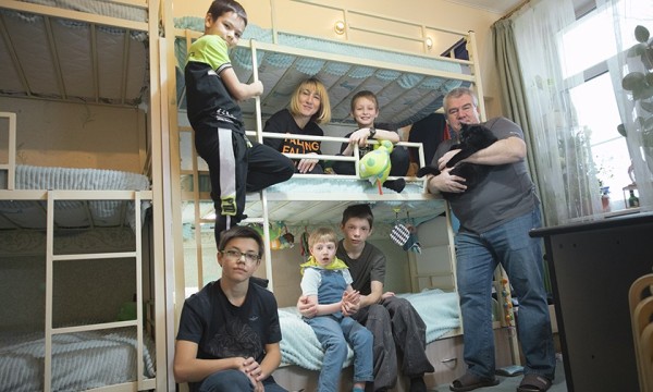 Мальчик в детдоме сказал: «Я имя твое запомнить хочу». Как Марина и Дмитрий стали родителями семерых сыновей
Мальчик в детдоме сказал: «Я имя твое запомнить хочу». Как Марина и Дмитрий стали родителями семерых сыновей