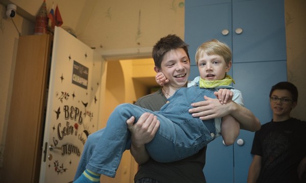 Мальчик в детдоме сказал: «Я имя твое запомнить хочу». Как Марина и Дмитрий стали родителями семерых сыновей
Мальчик в детдоме сказал: «Я имя твое запомнить хочу». Как Марина и Дмитрий стали родителями семерых сыновей