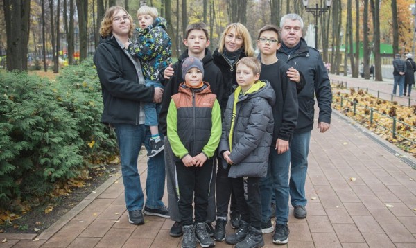 Мальчик в детдоме сказал: «Я имя твое запомнить хочу». Как Марина и Дмитрий стали родителями семерых сыновей
Мальчик в детдоме сказал: «Я имя твое запомнить хочу». Как Марина и Дмитрий стали родителями семерых сыновей