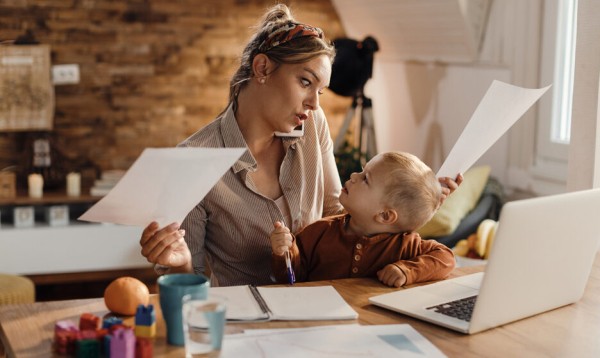 «Я ввязалась в гонку: первая смена на работе, вторая — дома с ребенком». Мамы — о работе в декрете
«Я ввязалась в гонку: первая смена на работе, вторая — дома с ребенком». Мамы — о работе в декрете